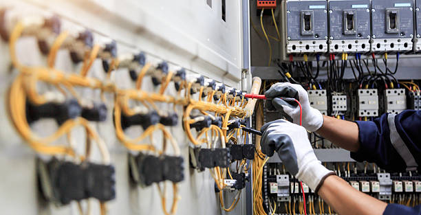 Professional Electrician technician working in Bigfoot, TX